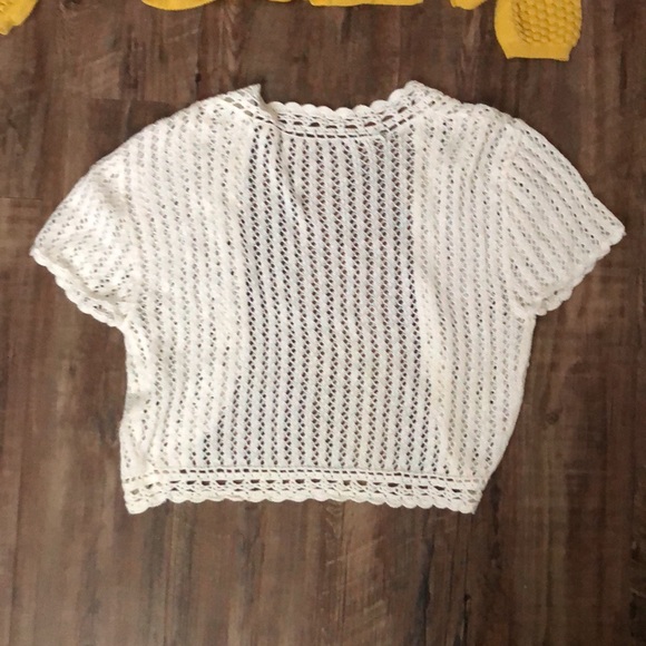 🪷 5/$10 🪷 two crop cardigans, there is a hole upfront in yellow - Picture 6 of 6